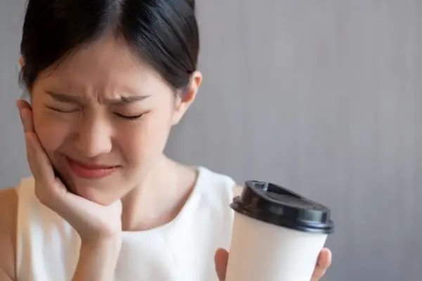 歯列矯正で知覚過敏になるって本当?原因と対策を徹底解説!